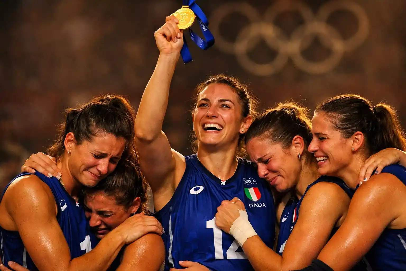 Giocatrici della nazionale femminile italiana che celebrano la medaglia d'oro olimpica