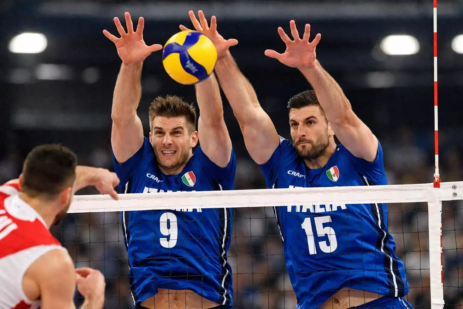 Giocatori della nazionale maschile italiana che eseguono un muro durante una partita internazionale