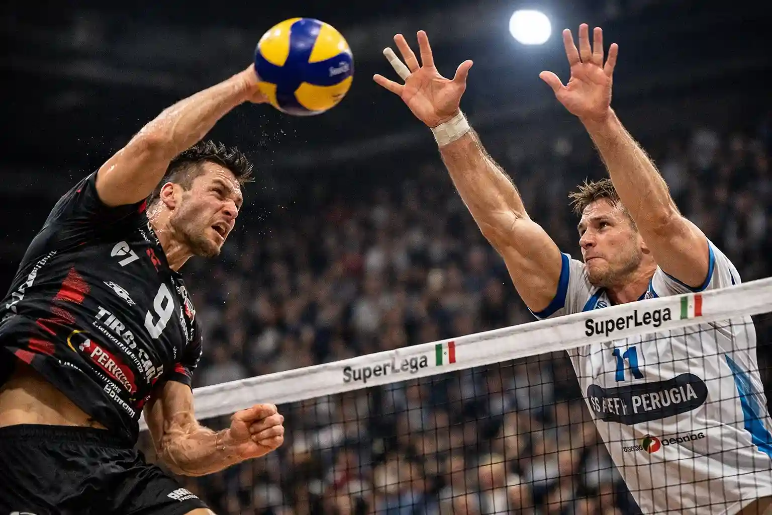 Giocatori di pallavolo della SuperLega in azione durante uno scontro a rete