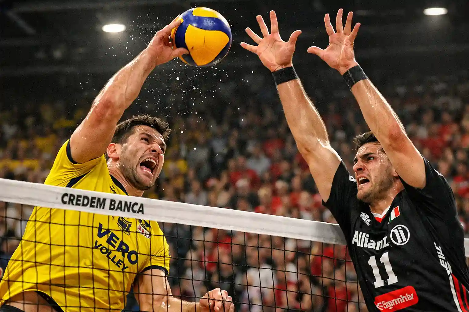 Momento intenso di un derby italiano di pallavolo con due giocatori che si sfidano a rete